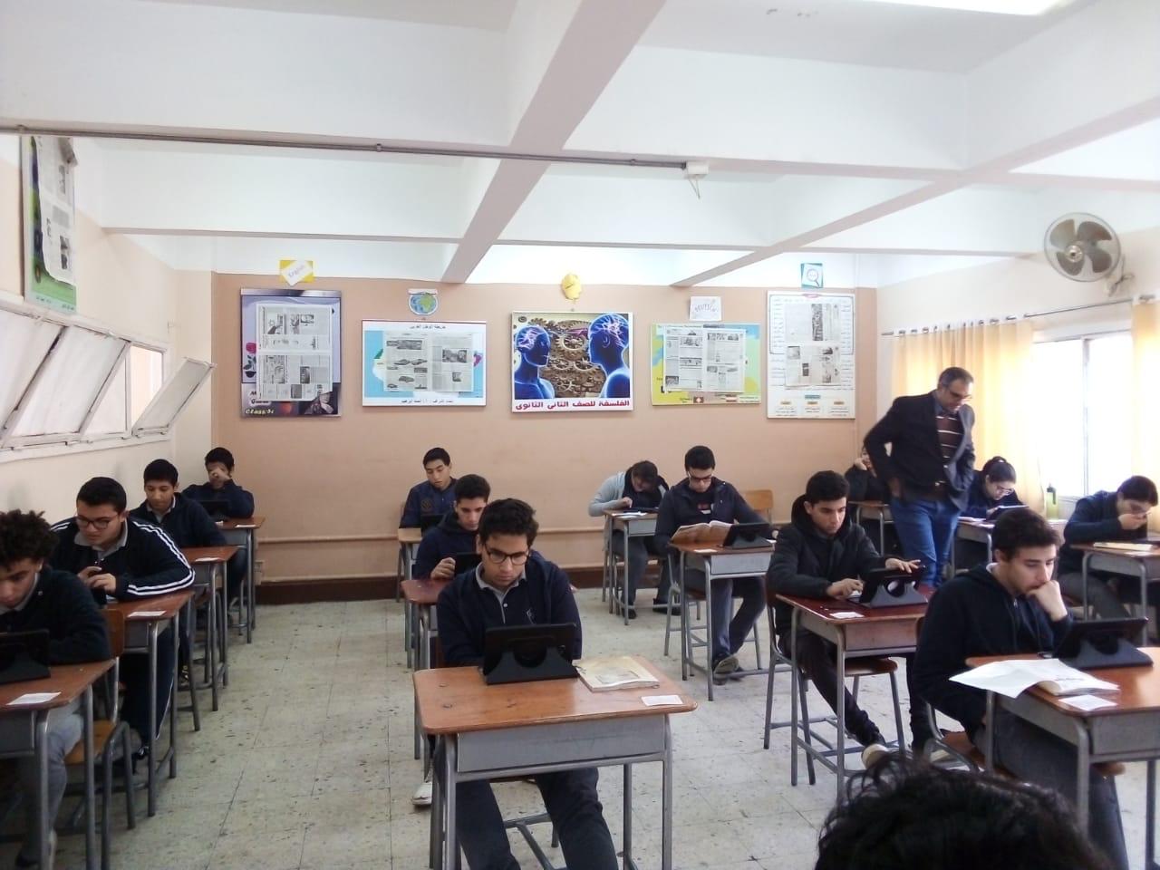 90% من طلاب ثانية ثانوى أدوا امتحان العربى إلكترونيا بالفترة الصباحية