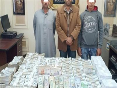 ضبط 3 أشخاص يتاجرون بالنقد الأجنبي ..تعاملات قرابه 12 مليون جنيه في عام واحد