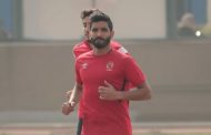 صالح جمعة يتابع مران الأهلي من على دكة البدلاء