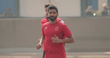 صالح جمعة يتابع مران الأهلي من على دكة البدلاء