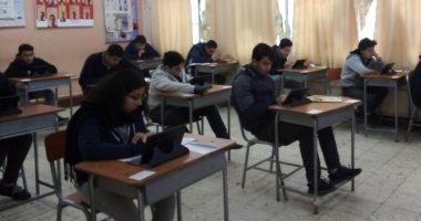 طلاب ثانية ثانوى يبدأون امتحان الأحياء والفلسفة والمنطق