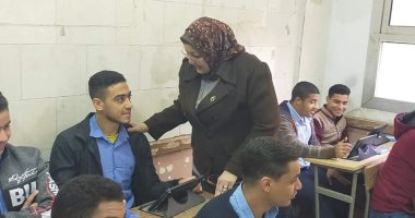 طلاب الثانى الثانوى يؤدون امتحان التطبيقات الرياضية وعلم النفس إلكترونيا