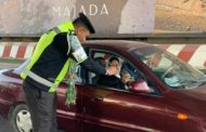 رجال المرور يوزعون كتيبات توعية ضد الحوادث على الطرق فى عيد الشرطة