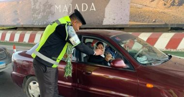رجال المرور يوزعون كتيبات توعية ضد الحوادث على الطرق فى عيد الشرطة