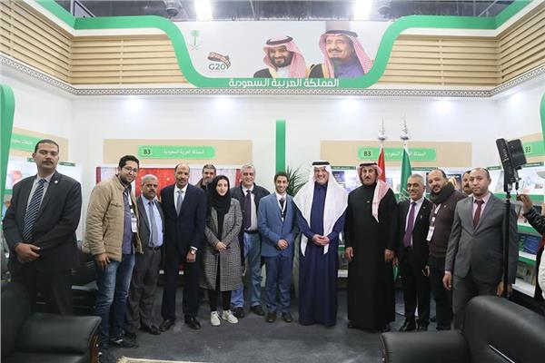 السفير السعودي يزور جناح المملكة بمعرض القاهرة الدولي للكتاب