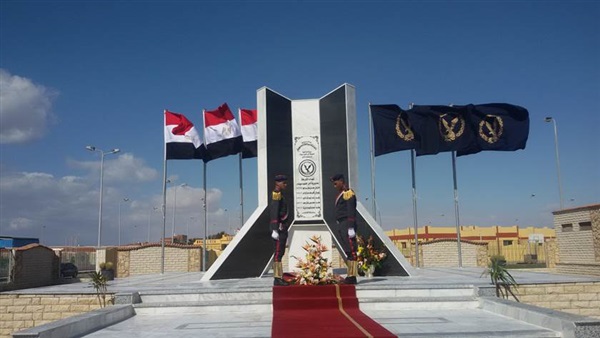 محافظ جنوب سيناء يضع إكليل الزهور على النصب التذكاري لشهداء الشرطة