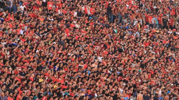 برلماني يقدم طلب إحاطة لإعادة الجماهير للملاعب