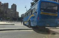 أتوبيس نقل عام يدهس سيارة أعلى كوبري الميرغني