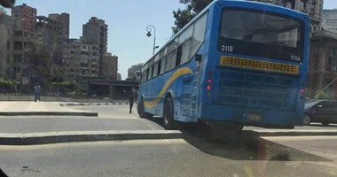 أتوبيس نقل عام يدهس سيارة أعلى كوبري الميرغني