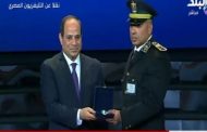 السيسي يقلد أعضاءً بهيئة الشرطة أنواط الامتياز تقديرا لعطائهم وإخلاصهم