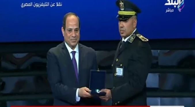 السيسي يقلد أعضاءً بهيئة الشرطة أنواط الامتياز تقديرا لعطائهم وإخلاصهم