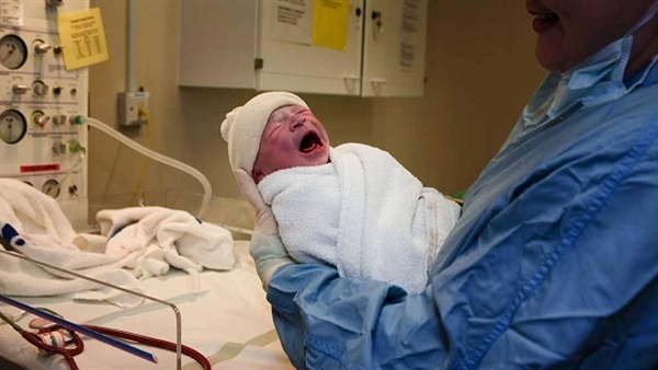 ولادة طفل ذكر من رحم امرأة متوفاة