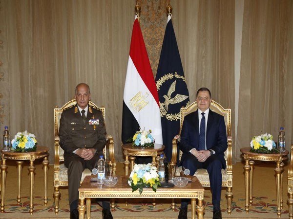 وزير الدفاع ورئيس الأركان يقدمان التهنئة لوزير الداخلية بمناسبة عيد الشرطة