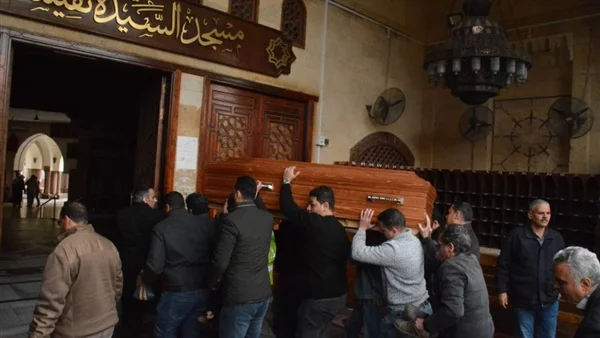وصول جثمان نجل مايا مرسي إلى مسجد السيدة نفيسة