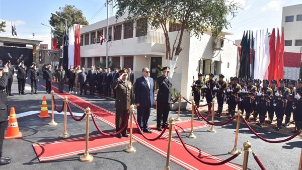 محافظ أسيوط يشارك في وضع إكليل من الزهور على النصب التذكاري لشهداء الشرطة