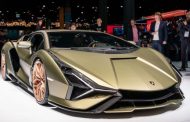 لامبورغيني تهدي أفينتادور SV لرجل وابنه بعد محاولتهما تقليدها