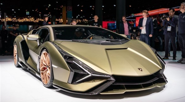 لامبورغيني تهدي أفينتادور SV لرجل وابنه بعد محاولتهما تقليدها