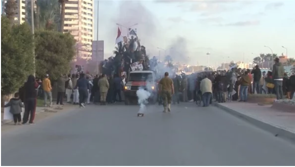 فرحة عارمة للمواطنين في بنغازي عقب اغتنام مدرعة تركية