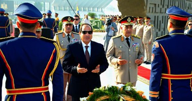 السيسى يضع إكليلا من الزهور على النصب التذكارى