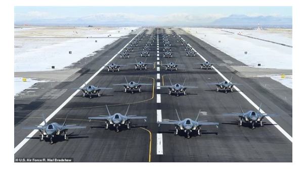 الجيش الأمريكي يهدد إيران بعرض لـ 52 طائرة من طراز F-35A.. فيديو وصور