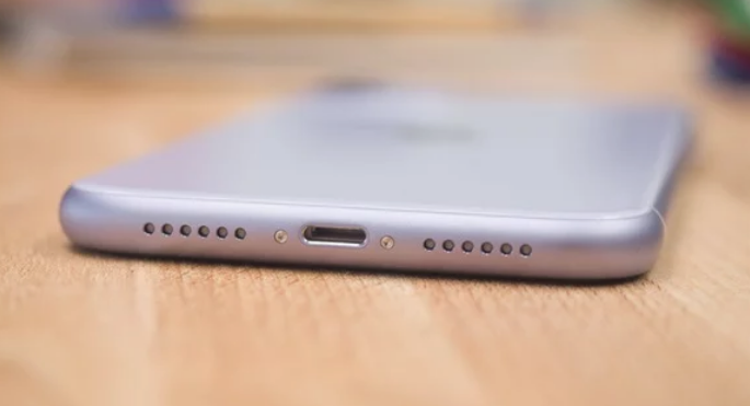 Apple تغير فتحة شحن iPhone إجباريا