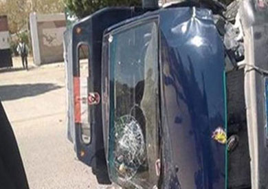 انقلاب سيارة شرطة بالمنيا وإصابة نقيب و8 أفراد ومجندين