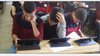 طلاب الثانوية المعدلة يؤدون امتحان اللغة الأجنبية الأولى