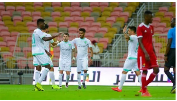 التعادل 1-1 يحسم الشوط الأول بين الأهلي والوحدة في السعودية