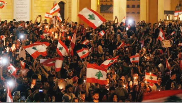قنابل الغاز وخراطيم المياه.. الأمن اللبناني يتعامل مع المحتجين في بيروت