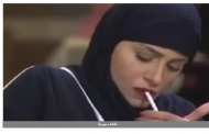 ترتدي حجابا والسيجارة في فمها.. فنانة سعودية شهيرة تثير موجة غضب في المملكة.. تفاصيل