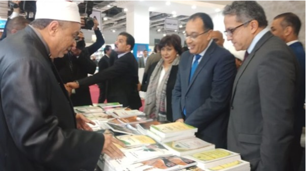 رئيس الوزراء في جناح الأوقاف بمعرض الكتاب
