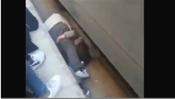 أب يلقي بنفسه أسفل عجلات القطار فداءا لابنته.. اعرف الحكاية كاملة من مصورها