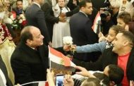 الأقباط يستقبلون السيسي بالورود ويهتفون: تحيا مصر