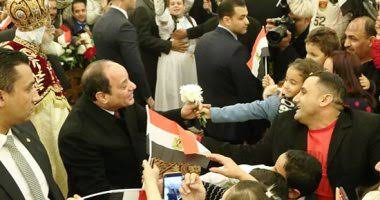 الأقباط يستقبلون السيسي بالورود ويهتفون: تحيا مصر