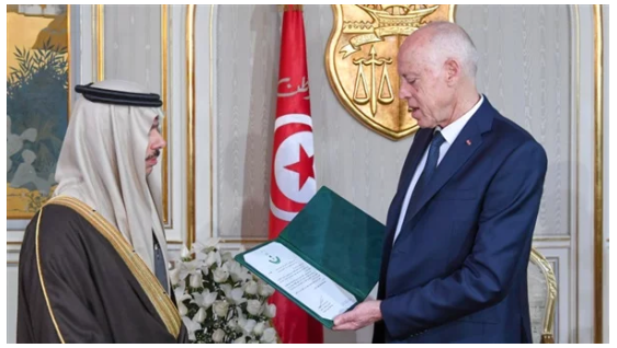 الملك سلمان يدعو الرئيس التونسي لزيارة السعودية