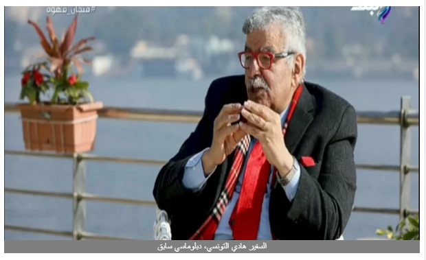 تنويم مغناطيسي .. سفير مصري يعالج المواطنين بالطاقة والتنمية البشرية.. فيديو