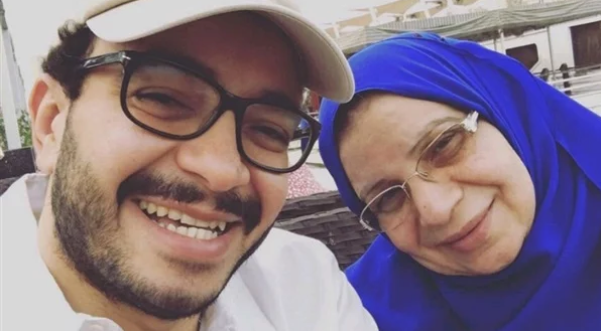 بـ صور وكلمات مؤثرة.. حسام داغر يرثي والدته