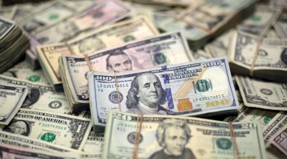تراجع في 8 بنوك.. سعر الدولار في ختام تعاملات اليوم الأحد