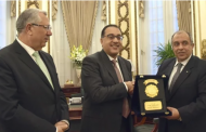 رئيس الوزراء يسلّم درع تكريم لوزير الزراعة السابق