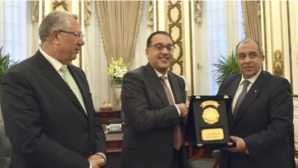 رئيس الوزراء يسلّم درع تكريم لوزير الزراعة السابق