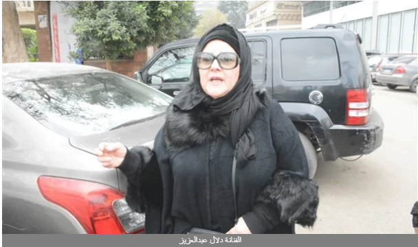 انهيار دلال عبد العزيز في جنازة ماجدة الصباحي