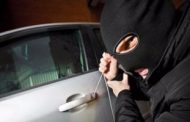 حجز عامل وصاحب مغسلة بعد ضبطهما أثناء سرقتهما سيارة