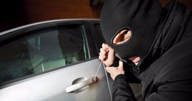 حجز عامل وصاحب مغسلة بعد ضبطهما أثناء سرقتهما سيارة
