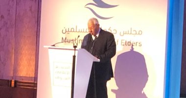 مكرم محمد أحمد أمام تجمع 