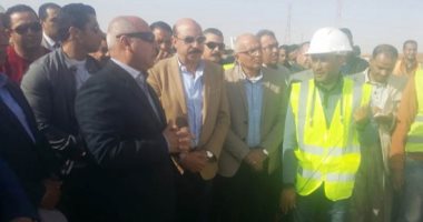 وزير النقل يستهل جولته فى أسوان بتفقد مشروع محور بديل الخزان