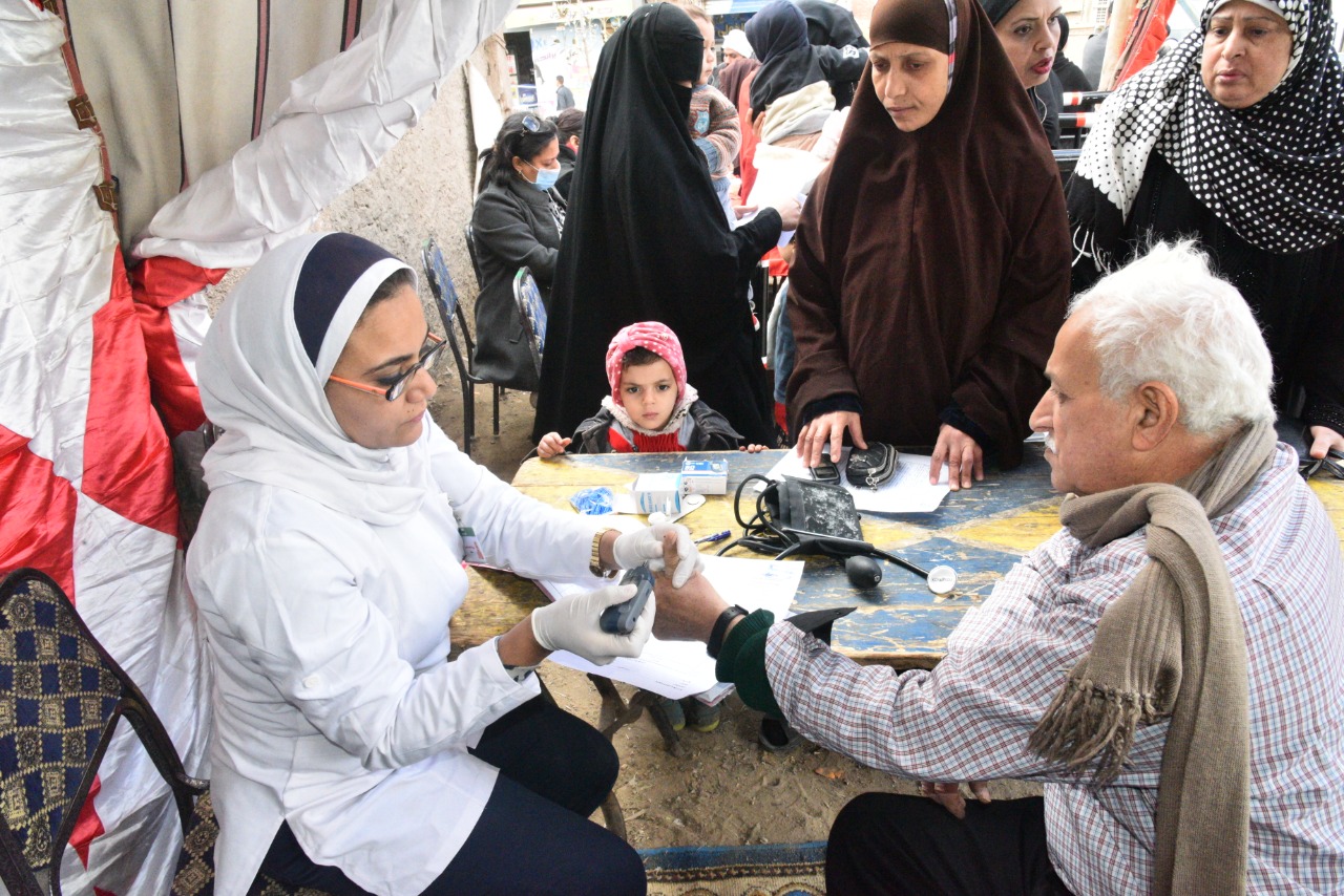 تقديم الخدمة لـ 3638 مواطنا أول يوم للقافلة الطبية بـ