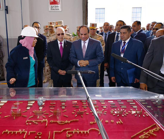 صور..الرئيس السيسى يفتتح مصنع 300 الحربى بشركة أبو زعبل