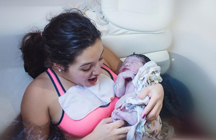 فوائد غير متوقعة للولادة تحت الماء.. تعرفي عليها