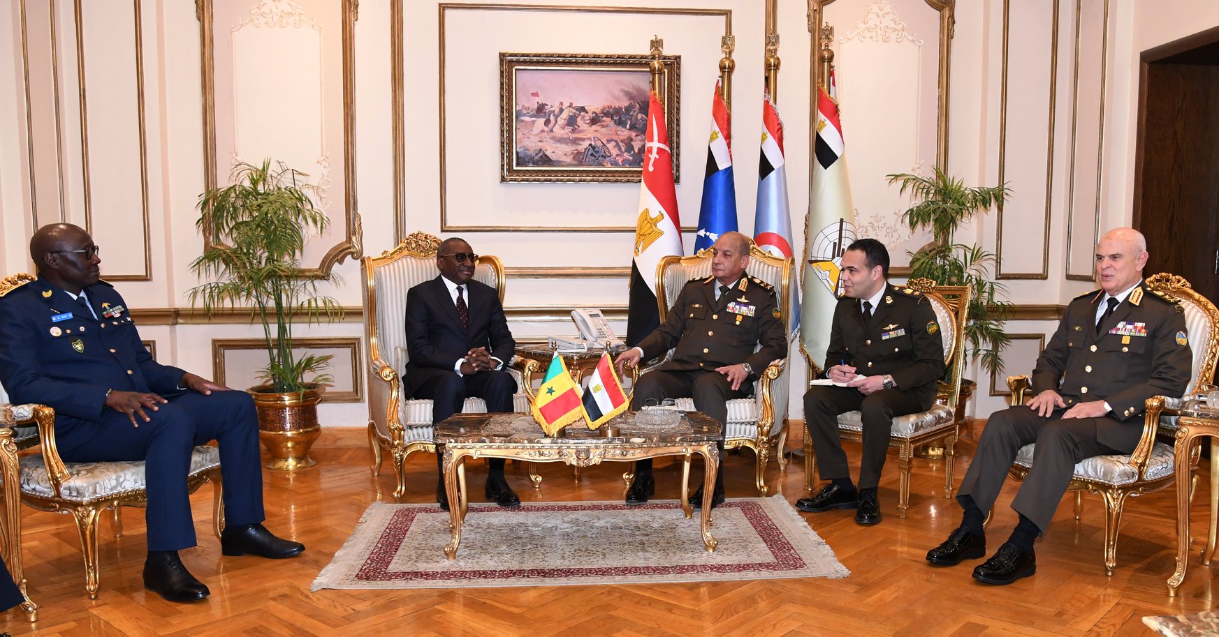 وزير الدفاع والإنتاج الحربى يلتقى وزير القوات المسلحة بجمهورية السنغال