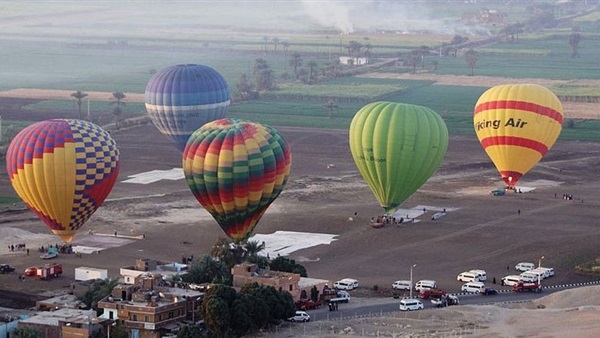 340 سائحًا يزينون سماء الأقصر بانطلاق 17 رحلة 